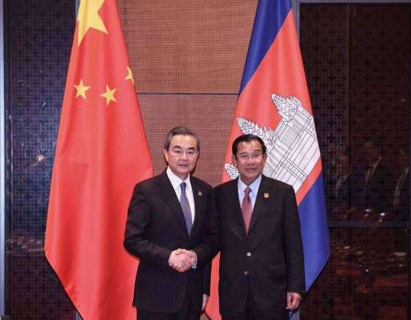王毅会见柬埔寨首相洪森