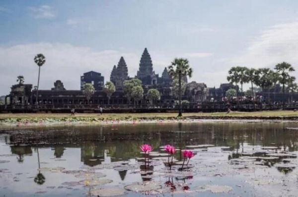 柬埔寨将景区印在国旗上，每年数百万外国游客参观，售票过亿美元