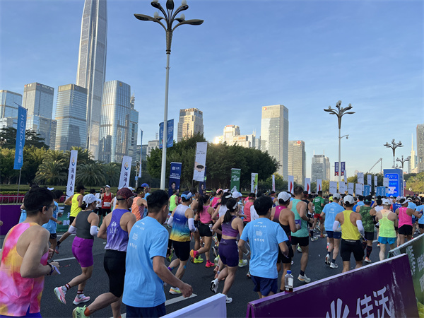 2024深马激情开跑 2万名跑者完赛率97.41%