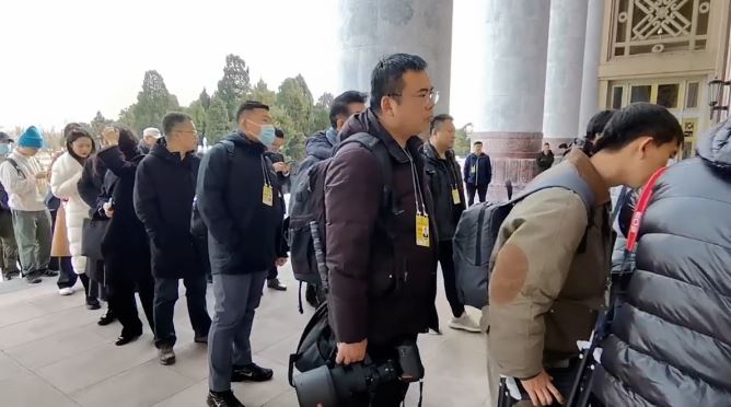 （有片）點妹看兩會 ｜媒體新兵首探大會堂　首場記者會人山人海「站無虛席」